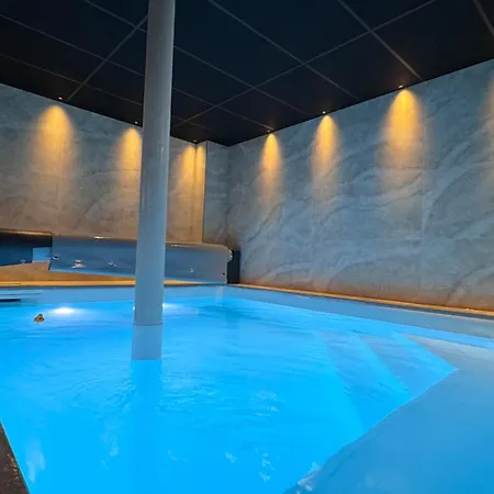 Avril Et De Luxe 15 Personnes Avec Piscine Chauffee Toute L'annee